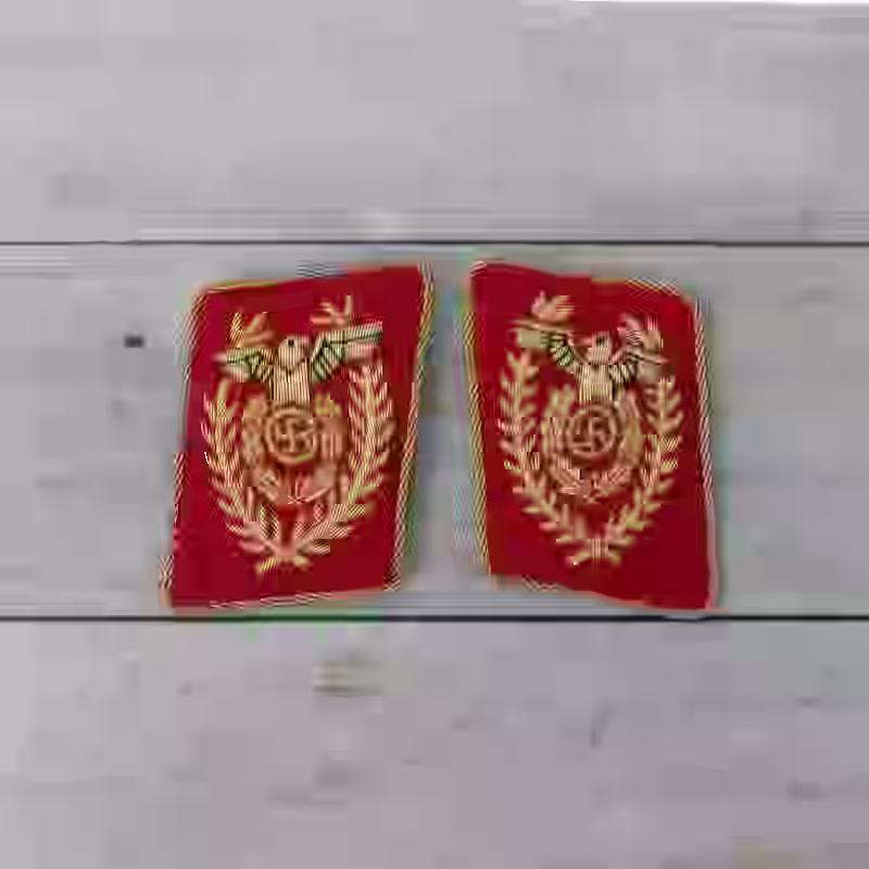 NSDAP 1939 Reichsleiter Collar Tabs NSDAP 1939 Reichsleiter Collar Tabs – Premium Replica, made of Gold thread embroidery on red wool background
