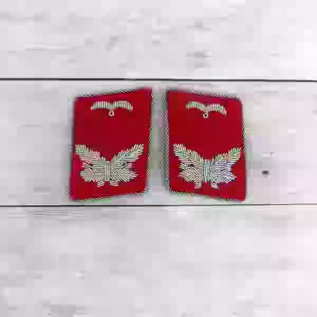 Luftwaffe Flak Leutnant Artillery Collar Tabs Luftwaffe Flak Leutnant Artillery Collar Tabs – Premium Replica, made of Silver thread on red wool background