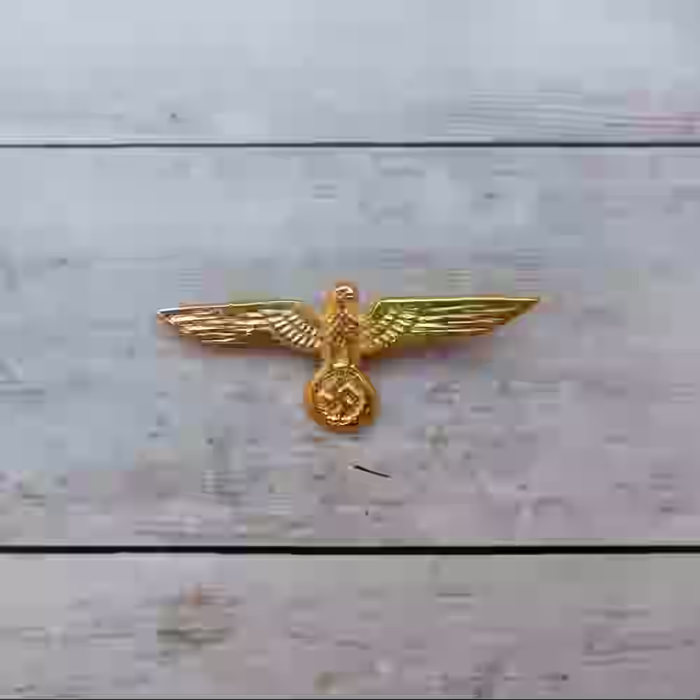 NSDAP Parteiadler Visor Political Leader's Gold Metallic Cap Eagle NSDAP Parteiadler Visor Political Leader's Gold Metallic Cap Eagle – Premium Replica, made of Gold-colored metal