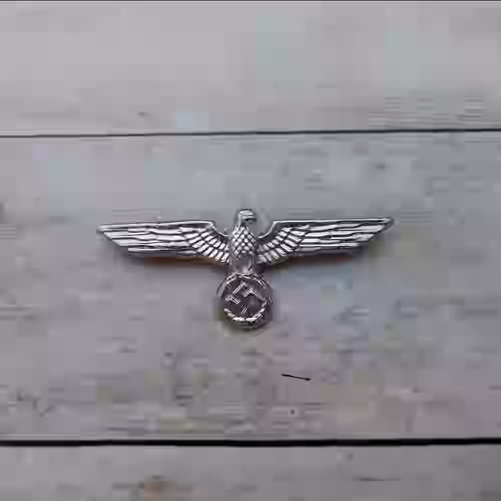 NSDAP Parteiadler 1936 Metallic Silver Cap Eagle NSDAP Parteiadler 1936 Metallic Silver Cap Eagle – Premium Replica, made of Silver-colored metal