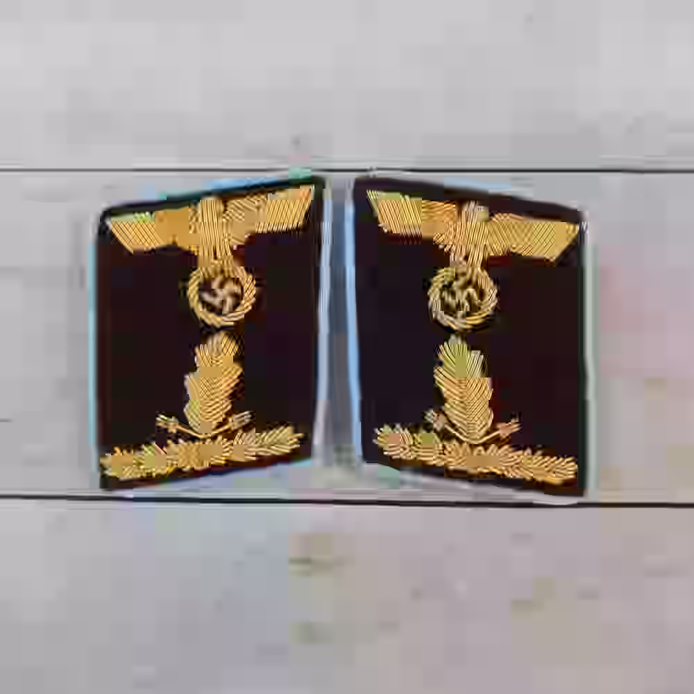 NSDAP Oberabschnittsleiter Senior Section Leader's Collar Tabs NSDAP Oberabschnittsleiter Senior Section Leader's Collar Tabs – Premium Replica, made of Hand-embroidered gold thread with sky-blue border on dark maroon wool background