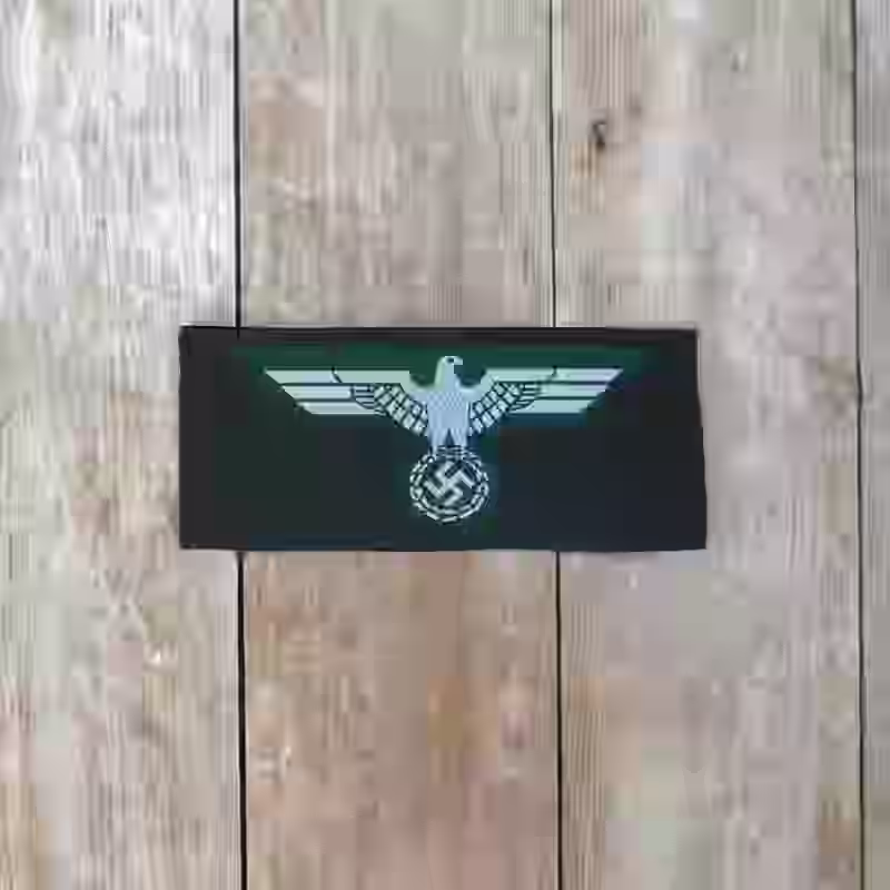 Wehrmacht Army Enlisted Men's Silk Woven Breast Eagle 1935 Wehrmacht Army Enlisted Men's Silk Woven Breast Eagle 1935 – Premium Replica, made of White silk woven eagle on darkgreen silk background